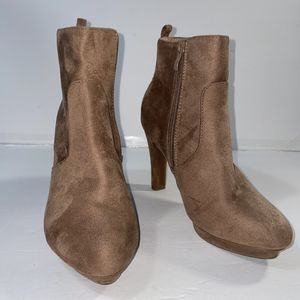 Top Moda Womens 7 Tan Suede Round Toe Stiletto Heel Ankle Booties Size 7